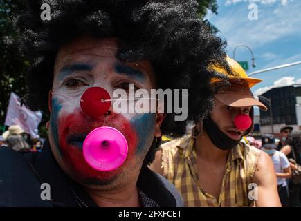 Medellin, Colombie. 26 mai 2021. Deux manifestants portent le maquillage du clown et le nez rouge lors d'une manifestation dans les arts du spectacle alors que des artistes et des manifestants protestaient contre le gouvernement du président Ivan Duque Marquez et l'abus de la force par la police qui conduit à au moins 40 morts dans tout le pays depuis le début des manifestations antigouvernementales à l'échelle nationale. À Medellin, Colombie, le 26 mai 2021. Crédit : long Visual Press/Alamy Live News Banque D'Images