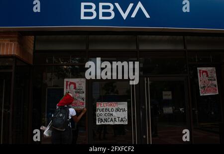 Medellin, Colombie. 26 mai 2021. Les manifestants brandiquent des signes contre les banques et les banquiers lors d'une manifestation dans le domaine des arts de la scène alors que des artistes et des manifestants protestaient contre le gouvernement du président Ivan Duque Marquez et l'abus de force par la police qui a causé au moins 40 morts dans tout le pays depuis le début des manifestations antigouvernementales à l'échelle nationale. À Medellin, Colombie, le 26 mai 2021. Crédit : long Visual Press/Alamy Live News Banque D'Images