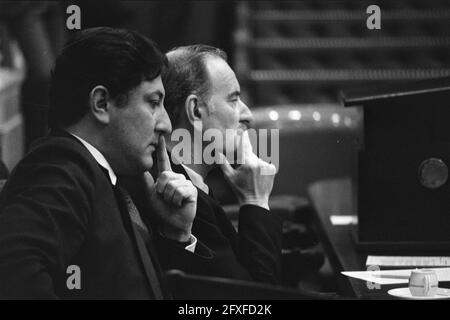 Chambre basse, interpellation sur la participation de l'équipe nationale néerlandaise à la coupe d'Uruguay, Wallis de Vries et Van der Klaauw lors du débat d'interpellation, 4 décembre 1980, interpellations, pays-Bas, agence de presse du XXe siècle photo, news to remember, documentaire, photographie historique 1945-1990, histoires visuelles, L'histoire humaine du XXe siècle, immortaliser des moments dans le temps Banque D'Images