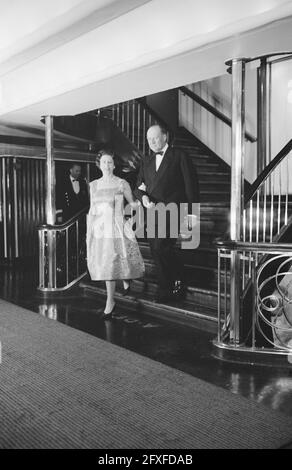 La reine Elisabeth II et le prince Philip Mountbatten arrivent à bord de l'Orange pour la célébration du 25e anniversaire de mariage de la reine Juliana et du prince Bernhard, le 2 mai 1962, balles, fêtes, Anniversaires, reines, princes, pays-Bas, agence de presse du XXe siècle photo, news to remember, documentaire, photographie historique 1945-1990, histoires visuelles, L'histoire humaine du XXe siècle, immortaliser des moments dans le temps Banque D'Images