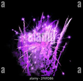 Feux d'artifice violets ciel noir ciel nuit isolé de près, motif de feu d'artifice bleu, violet salut explosion texture, décor de vacances Banque D'Images