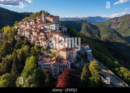 Vue aérienne de Santa Maria del Monte et des chapelles de la voie sacrée pendant un coucher de soleil de printemps. Sacro Monte di Varese, Varese, Lombardie, Italie. Banque D'Images