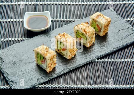 sushi japonais, saumon bonito, sushi sur un stand en pierre Banque D'Images