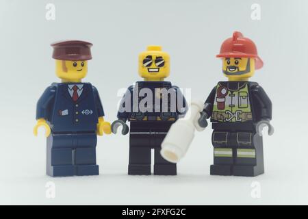 MUNICH, ALLEMAGNE - 16 mai 2021 : figurines LEGO de pompiers et policiers sur fond blanc. Macro-shot comme un concept de héros d'enfance Banque D'Images