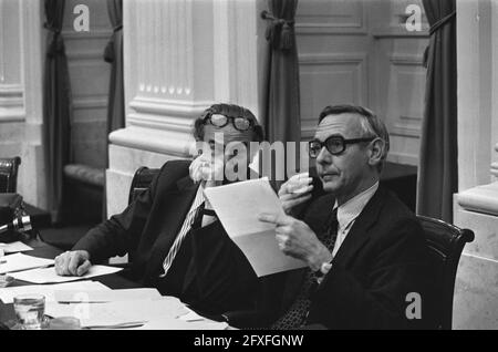 Débat OTAN de la Chambre basse; Vredeling et Van der Stoel pendant le débat, 28 octobre 1975, débats de chambre, ministres, Pays-Bas, Agence de presse du XXe siècle photo, nouvelles à retenir, documentaire, photographie historique 1945-1990, histoires visuelles, L'histoire humaine du XXe siècle, immortaliser des moments dans le temps Banque D'Images