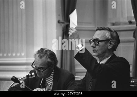 Débat de la Chambre basse sur l'OTAN; Vredeling et Van der Stoel pendant le débat, 28 octobre 1975, débats de chambre, ministres, Pays-Bas, Agence de presse du XXe siècle photo, nouvelles à retenir, documentaire, photographie historique 1945-1990, histoires visuelles, L'histoire humaine du XXe siècle, immortaliser des moments dans le temps Banque D'Images