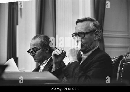 Débat de la Chambre basse sur l'OTAN; Vredeling et Van der Stoel pendant le débat, 28 octobre 1975, débats de chambre, ministres, Pays-Bas, Agence de presse du XXe siècle photo, nouvelles à retenir, documentaire, photographie historique 1945-1990, histoires visuelles, L'histoire humaine du XXe siècle, immortaliser des moments dans le temps Banque D'Images