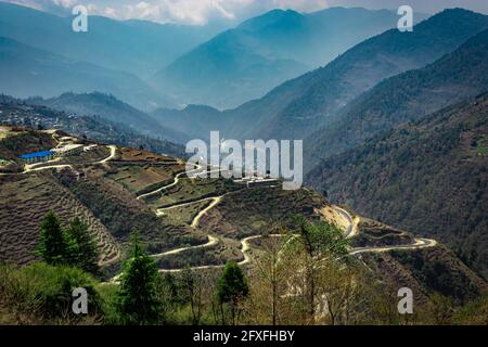 vallée de montagne avec route de montagne sinueuse et ciel bleu clair le matin forme plate image est prise à bombdila arunachal pradesh inde. Banque D'Images