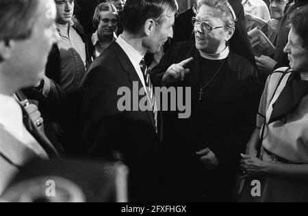 Élections à la Chambre basse 1981; réunion électorale CDA au studio Pulchri à la Haye, Van Agt en conversation avec sœur Marie Joseph, 26 mai 1981, RÉUNIONS, conseillers, Elections, Sœurs, pays-Bas, Agence de presse du XXe siècle photo, nouvelles à retenir, documentaire, photographie historique 1945-1990, histoires visuelles, L'histoire humaine du XXe siècle, immortaliser des moments dans le temps Banque D'Images