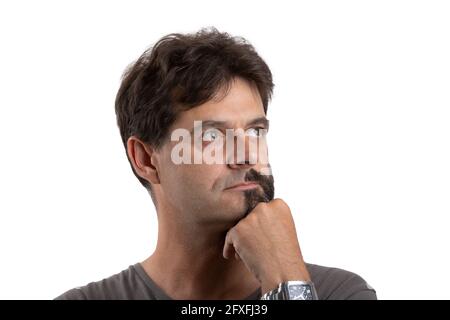 personnalité partagée - portrait de quarante - 40 ans homme barbu avec un visage à moitié rasé et non rasé isolé blanc Banque D'Images