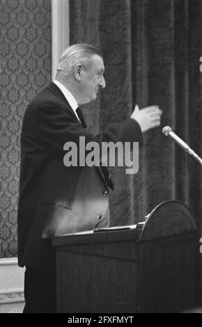 Présentation Constantijn Huygens Prix à Anton van Duinkerken, 26 novembre 1960, présentations, pays-Bas, Agence de presse du XXe siècle photo, nouvelles à retenir, documentaire, photographie historique 1945-1990, histoires visuelles, L'histoire humaine du XXe siècle, immortaliser des moments dans le temps Banque D'Images