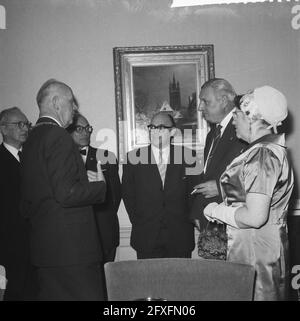 Présentation Constantijn Huygens Prix pour Anton van Duinkerken, 26 novembre 1960, présentations, pays-Bas, agence de presse du xxe siècle photo, nouvelles à retenir, documentaire, photographie historique 1945-1990, histoires visuelles, L'histoire humaine du XXe siècle, immortaliser des moments dans le temps Banque D'Images