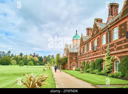 Une promenade en couple le long du chemin à la façade sud de la maison de Sandringham, la maison de campagne de la reine d'Angleterre à Norfolk, fermée en raison de Covid-19, mai 20 Banque D'Images