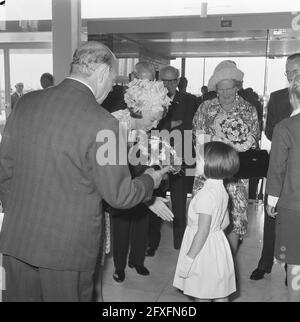 Cérémonie de remise des prix Erasmus dans la salle des congrès, la reine Juliana et la princesse Beatrix reçoivent des fleurs à leur arrivée, le 24 juin 1965, FLEURS, arrivées, queens, cérémonies de remise de prix, pays-Bas, photo de l'agence de presse du XXe siècle, nouvelles à retenir, documentaire, photographie historique 1945-1990, histoires visuelles, L'histoire humaine du XXe siècle, immortaliser des moments dans le temps Banque D'Images