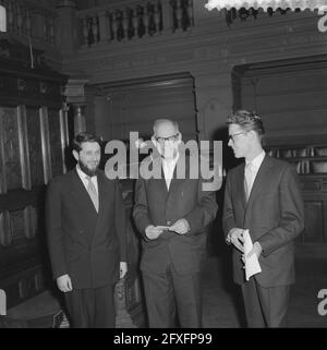 Reina Prinsen Geerligsprijs cérémonie de présentation, de gauche à droite, lauréat du prix A.P. van Hoek, P.J. Prinsen Geerligs et M. Muller, 25 novembre 1960, auteurs, littérature, Présentations de prix, écrivains, pays-Bas, agence de presse du XXe siècle photo, news to remember, documentaire, photographie historique 1945-1990, histoires visuelles, L'histoire humaine du XXe siècle, immortaliser des moments dans le temps Banque D'Images