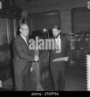 Reina Prinsen Geerligsprijs cérémonie, R.J. Prinsen Geerligs (à gauche) félicite A.P. van Hoek, 25 novembre 1960, auteurs, littérature, Cérémonies de remise de prix, écrivains, pays-Bas, Agence de presse du XXe siècle photo, nouvelles à retenir, documentaire, photographie historique 1945-1990, histoires visuelles, L'histoire humaine du XXe siècle, immortaliser des moments dans le temps Banque D'Images