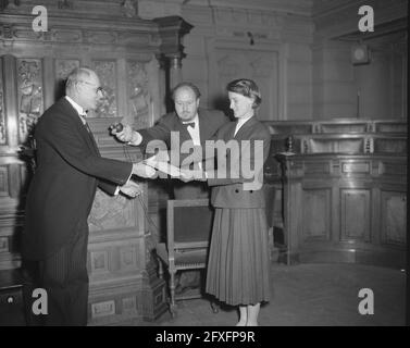 Cérémonie de remise des prix Reina Prinsen Geerligsprijs à Amsterdam par P.J. Prinsen Geerligs à l'écrivain Winny Pendèl (24 ans, pseudonyme de Mme G.W. Hama), 24 novembre 1956, auteurs, littérature, Cérémonies de remise de prix, écrivains, pays-Bas, Agence de presse du XXe siècle photo, nouvelles à retenir, documentaire, photographie historique 1945-1990, histoires visuelles, L'histoire humaine du XXe siècle, immortaliser des moments dans le temps Banque D'Images