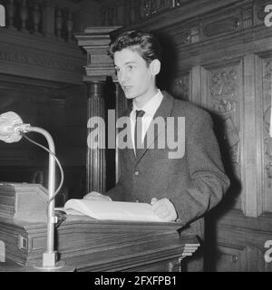 Cérémonie Reina Prinsen Geerligsprijs. Le lauréat Peter van Gestel lit ses propres œuvres, 24 novembre 1961, auteurs, littérature, cérémonies de remise de prix, Écrivains, pays-Bas, agence de presse du XXe siècle photo, nouvelles à retenir, documentaire, photographie historique 1945-1990, histoires visuelles, L'histoire humaine du XXe siècle, immortaliser des moments dans le temps Banque D'Images