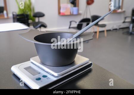 Bol à mélanger et brosse à colorant capillaire sur balance électronique. Kit de mesure et de mélange de colorants capillaires. Kit d'outils de coloration pour cheveux. Instrument professionnel pour la couleur des cheveux Banque D'Images