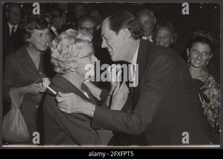 Remise du prix de la télévision du Fonds Prince Bernhard à Annie M.G. Schmidt, l'écrivain de sa comédie musicale Pension Hommeles. Elle est félicitée par Erik de Vries, directeur de la série, octobre 1959, auteurs, cérémonies de remise des prix, pays-Bas, agence de presse du xxe siècle photo, nouvelles à retenir, documentaire, photographie historique 1945-1990, histoires visuelles, L'histoire humaine du XXe siècle, immortaliser des moments dans le temps Banque D'Images