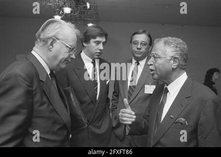 Conférence du PNUE sur la couche d'ozone à la Haye, de gauche à droite ancien ministre Ginjaar, ministre Nijpels, ministre Thoma (USA) et PNUE dir Tolba, 17 octobre 1988, conférences, pays-Bas, agence de presse du xxe siècle photo, nouvelles à retenir, documentaire, photographie historique 1945-1990, histoires visuelles, L'histoire humaine du XXe siècle, immortaliser des moments dans le temps Banque D'Images