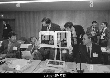 Conférence du PNUE sur la couche d'ozone à la Haye, les participants à la conférence discutent, 17 octobre 1988, conférences, pays-Bas, agence de presse du xxe siècle photo, nouvelles à retenir, documentaire, photographie historique 1945-1990, histoires visuelles, L'histoire humaine du XXe siècle, immortaliser des moments dans le temps Banque D'Images