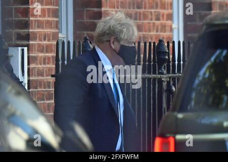 Le Premier ministre Boris Johnson quitte le 10 Downing Street, Londres. Date de la photo: Jeudi 27 mai 2021. Banque D'Images