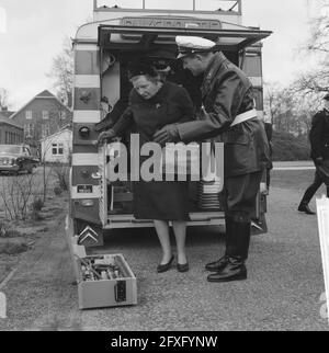 La reine Juliana visite l'école de circulation pour le Rijkspolitie de Varenkamp à Utrecht et est aidé à débarquer par [...], 10 avril 1962, reines, police, Pays-Bas, Agence de presse du XXe siècle photo, nouvelles à retenir, documentaire, photographie historique 1945-1990, histoires visuelles, L'histoire humaine du XXe siècle, immortaliser des moments dans le temps Banque D'Images