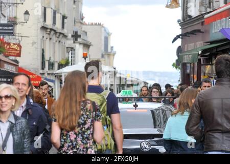 Paris, France, 29 septembre 2017 : piétons et circulation dans les rues étroites de Montmartre. Banque D'Images