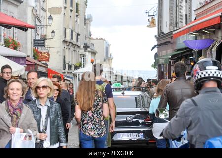 Paris, France, 29 septembre 2017 : piétons et circulation dans les rues étroites de Montmartre. Banque D'Images