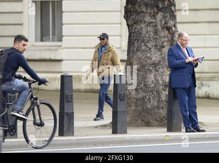 George Freeman MP (con: Mid Norfolk) sur son téléphone portable à Whitehall, mai 2021 Banque D'Images