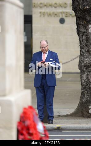 George Freeman MP (con: Mid Norfolk) sur son téléphone portable à Whitehall, mai 2021 Banque D'Images