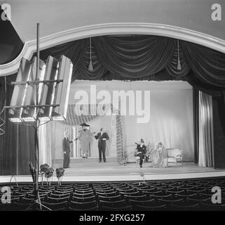 TÉLÉVISION VARA. Artiste de cabaret Wim Sonneveld dans son programme Girl with big feet, 27 janvier 1953, cabaret, télévision, théâtre, pays-Bas, Agence de presse du XXe siècle photo, nouvelles à retenir, documentaire, photographie historique 1945-1990, histoires visuelles, L'histoire humaine du XXe siècle, immortaliser des moments dans le temps Banque D'Images