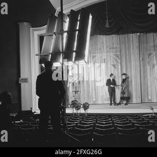 TÉLÉVISION VARA. Artiste de cabaret Wim Sonneveld dans son programme Girl with big feet, 27 janvier 1953, cabaret, télévision, théâtre, pays-Bas, Agence de presse du XXe siècle photo, nouvelles à retenir, documentaire, photographie historique 1945-1990, histoires visuelles, L'histoire humaine du XXe siècle, immortaliser des moments dans le temps Banque D'Images