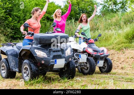 Les amis de la conduite hors route avec quad ou VTT Banque D'Images