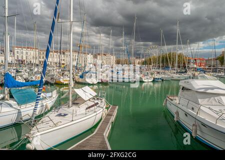 Des nuages de tempête spectaculaires sur des voiliers dans la marina de plaisance au port de la Rochelle, Charente Maritime, France Banque D'Images