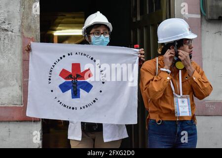 Pasto, Narino, Colombie. 26 mai 2021. Des brigades médicales mettent sur de hauts drapeaux blancs afin de ne pas être attaqués au milieu des émeutes à Pasto, Narino le 26 mai, 2021 au début de la 4e semaine de manifestations contre le gouvernement en Colombie, qui ont entraîné au moins 40 morts dans des cas d'abus de pouvoir et des troubles de la police. Crédit: Camilo Erasso/LongVisual/ZUMA Wire/Alamy Live News Banque D'Images