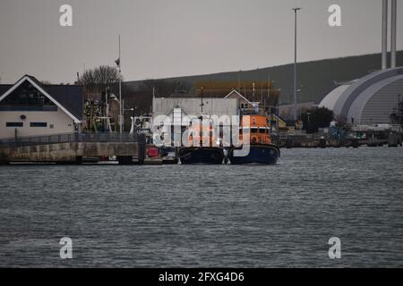 Un RNLI Severn se trouve à côté d'un RNLI Tamar à Newhaven RNLI Banque D'Images