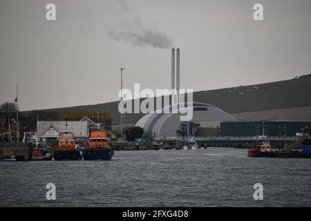 Deux canots de sauvetage RNLI sont installés à Newhaven RNLI avec l'incinérateur de Newhaven menace au-dessus d'eux Banque D'Images