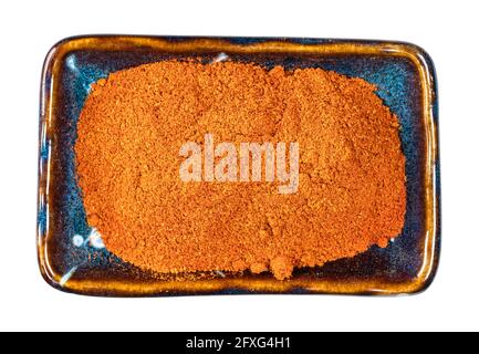 vue de dessus de la poudre de piment de cayenne en céramique découpe du bol sur fond blanc Banque D'Images