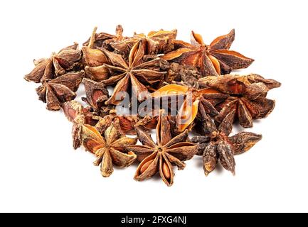 une poignée de fruits et de graines d'anis étoilé (badian) se trouve à proximité arrière-plan blanc Banque D'Images