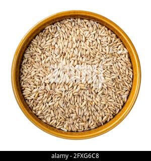 vue de dessus des grains d'avoine en forme de baleine dans la découpe du bol rond sur fond blanc Banque D'Images