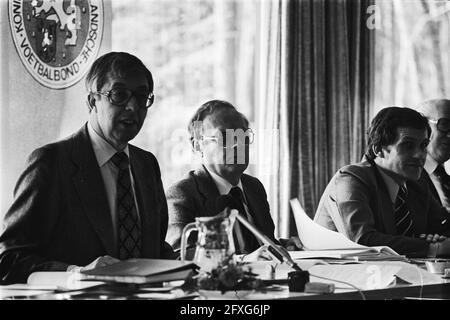 Réunion de la KNVB sur le rapport un football professionnel plus sain derrière la table de gauche à droite Hogewoning, Tripels et VVCS transl Snoeck, 15 avril 1978, meetings, sports, Football, pays-Bas, Agence de presse du XXe siècle photo, nouvelles à retenir, documentaire, photographie historique 1945-1990, histoires visuelles, L'histoire humaine du XXe siècle, immortaliser des moments dans le temps Banque D'Images