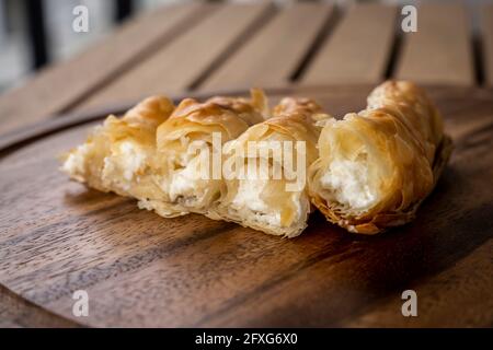 Une partie de spiril de Tiropita en tranches, qui est un plat traditionnel grec de pâte filo remplie de fromage feta Banque D'Images