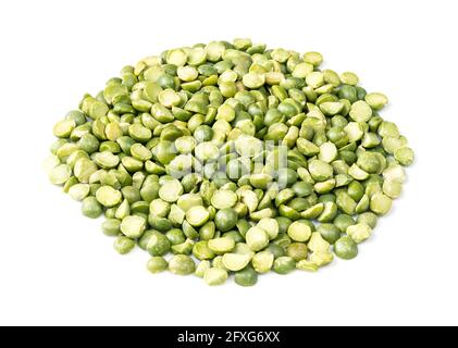 pile de petits pois verts sur fond blanc Banque D'Images
