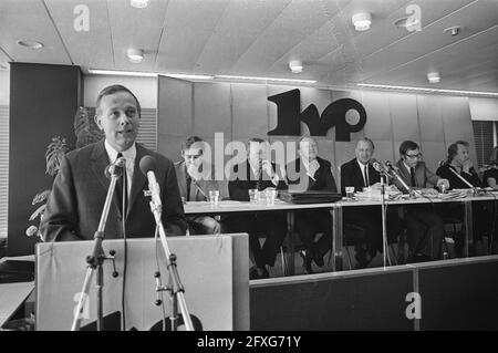 Réunion du CONSEIL du PARTI KVP à Tilburg, numéro 26 Steenkam parle aux membres du conseil d'administration en arrière-plan, numéro 25 KRO Président Van Doorn, Andriessen, Engels et Laan, 30 septembre 1972, Conseils de parti, réunions, pays-Bas, Agence de presse du XXe siècle photo, nouvelles à retenir, documentaire, photographie historique 1945-1990, histoires visuelles, L'histoire humaine du XXe siècle, immortaliser des moments dans le temps Banque D'Images