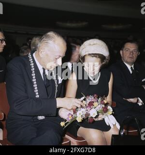 Réunion de la Société des maires à Utrecht, avec la participation de HM et HRH Pr. Beatrix, 6 novembre 1968, CITOYENS, reines, Réunions, pays-Bas, Agence de presse du XXe siècle photo, nouvelles à retenir, documentaire, photographie historique 1945-1990, histoires visuelles, L'histoire humaine du XXe siècle, immortaliser des moments dans le temps Banque D'Images