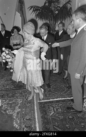 La reine Juliana visite Maastricht, la reine Juliana à l'arrivée au théâtre, 11 mai 1967, arrivées, reines, théâtres, Pays-Bas, Agence de presse du XXe siècle photo, nouvelles à retenir, documentaire, photographie historique 1945-1990, histoires visuelles, L'histoire humaine du XXe siècle, immortaliser des moments dans le temps Banque D'Images