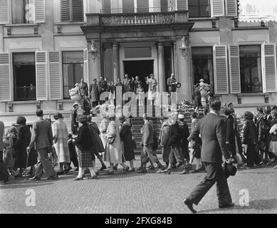 Anniversaire Reine Juliana Soestdijk, defile, 30 avril 1954, defile, anniversaires, Pays-Bas, Agence de presse du XXe siècle photo, nouvelles à retenir, documentaire, photographie historique 1945-1990, histoires visuelles, L'histoire humaine du XXe siècle, immortaliser des moments dans le temps Banque D'Images