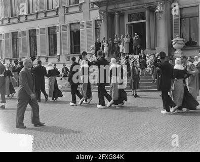 Anniversaire Reine Juliana Soestdijk, defile, 30 avril 1954, defile, Anniversaires, pays-Bas, Agence de presse du XXe siècle photo, nouvelles à retenir, documentaire, photographie historique 1945-1990, histoires visuelles, L'histoire humaine du XXe siècle, immortaliser des moments dans le temps Banque D'Images